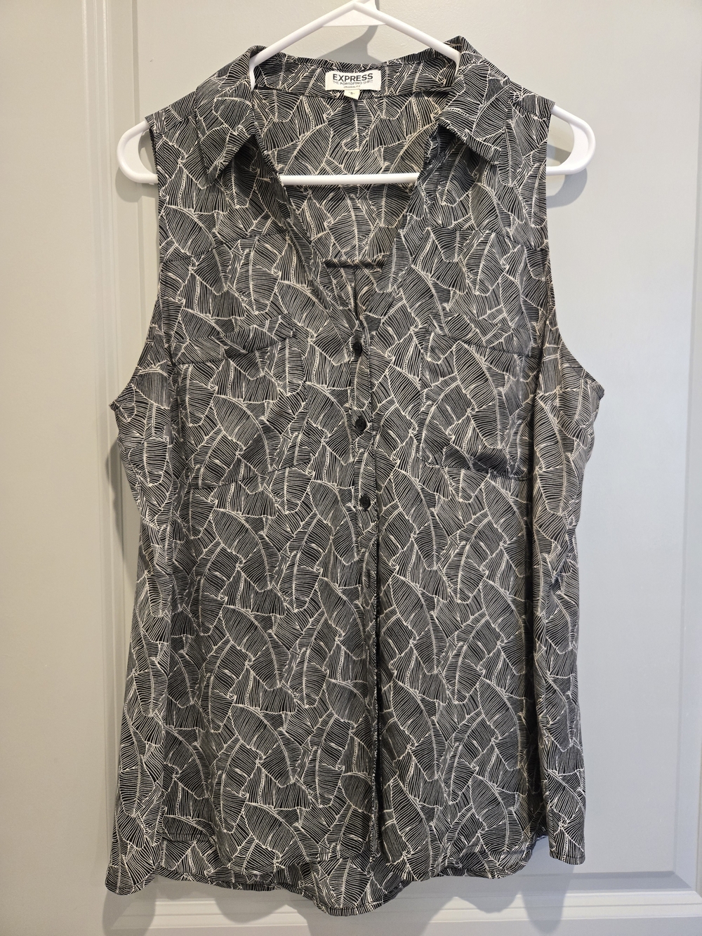 Express Portofino Leaf-Print Sleeveless Button Front Size Large Black And White